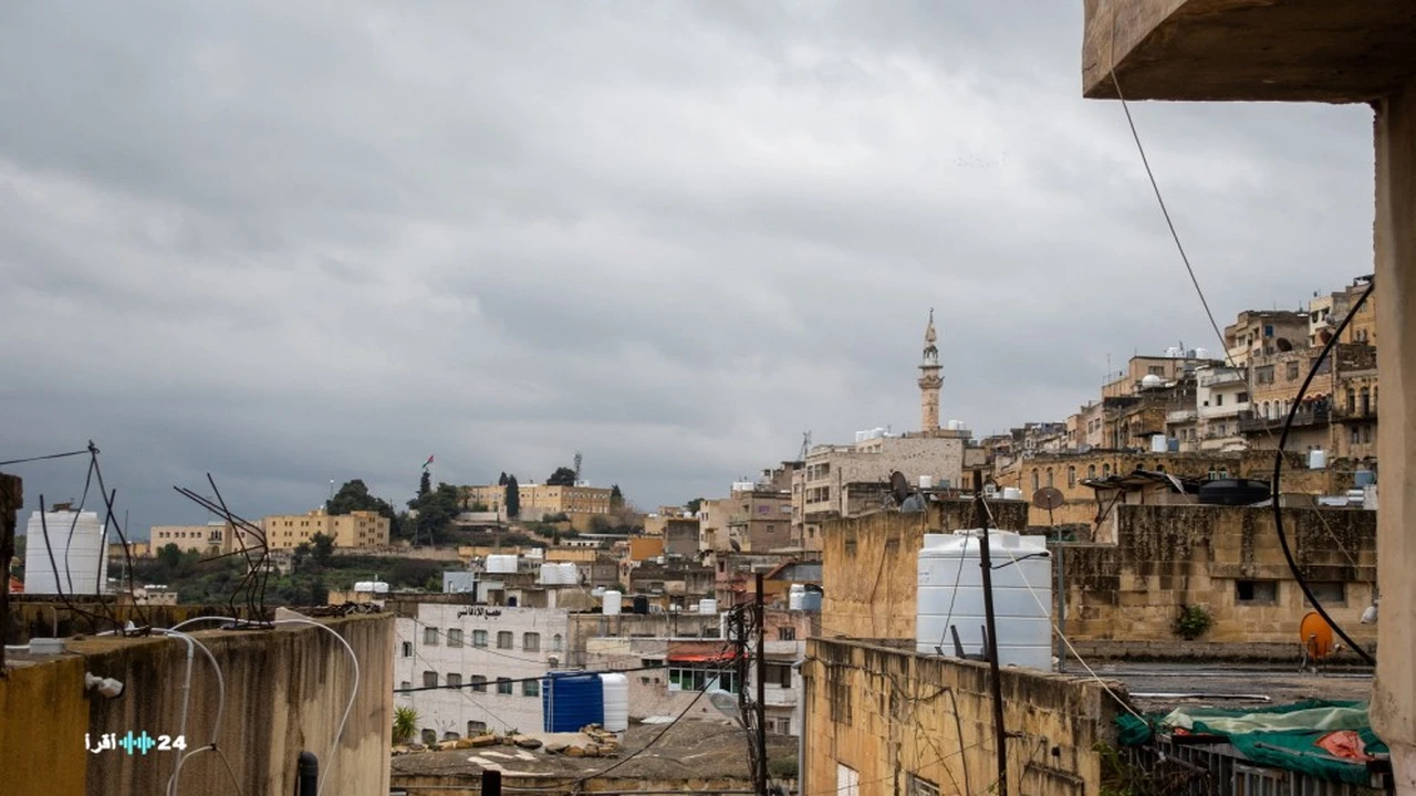 كتلة هوائية باردة ورطبة تضرب المملكة وتجلب زخات مطرية متفرقة الأحد